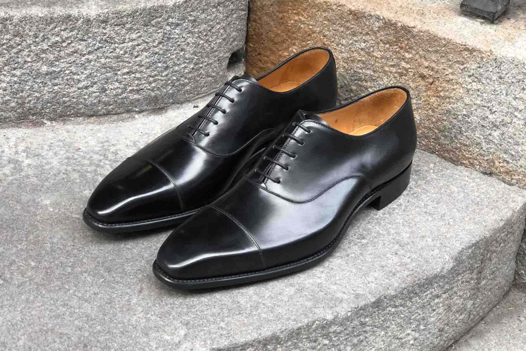 Carlos Santos 8627 Cap-Toe Oxford Black Calf leather shoes on stone stairs